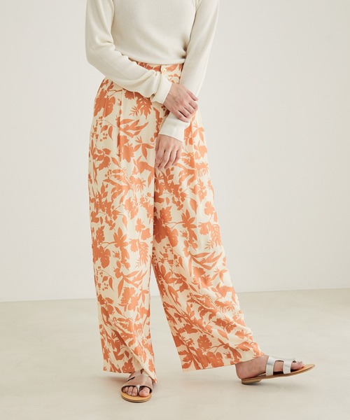 SALON adam et rope'(サロン アダム エ ロペ)の「ヴィンテージライクフラワープリントワイドパンツ(その他パンツ・レディース・カーキ/オレンジ・S/M)」の19枚目の写真