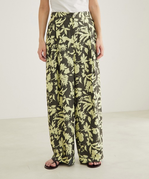 SALON adam et rope'(サロン アダム エ ロペ)の「ヴィンテージライクフラワープリントワイドパンツ(その他パンツ・レディース・カーキ/オレンジ・S/M)」の3枚目の写真