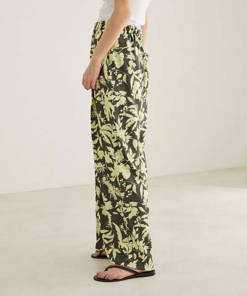 SALON adam et rope'(サロン アダム エ ロペ)の「ヴィンテージライクフラワープリントワイドパンツ(その他パンツ・レディース・カーキ/オレンジ・S/M)」の6枚目の写真