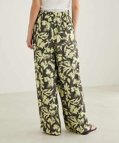 SALON adam et rope'(サロン アダム エ ロペ)の「ヴィンテージライクフラワープリントワイドパンツ(その他パンツ・レディース・カーキ/オレンジ・S/M)」の9枚目の写真