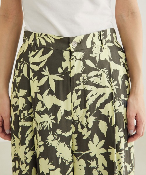 SALON adam et rope'(サロン アダム エ ロペ)の「ヴィンテージライクフラワープリントワイドパンツ(その他パンツ・レディース・カーキ/オレンジ・S/M)」の17枚目の写真