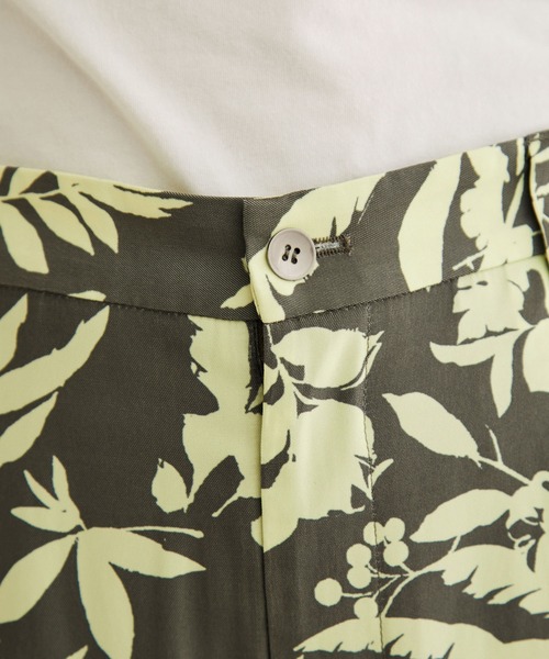 SALON adam et rope'(サロン アダム エ ロペ)の「ヴィンテージライクフラワープリントワイドパンツ(その他パンツ・レディース・カーキ/オレンジ・S/M)」の15枚目の写真