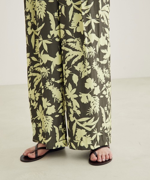 SALON adam et rope'(サロン アダム エ ロペ)の「ヴィンテージライクフラワープリントワイドパンツ(その他パンツ・レディース・カーキ/オレンジ・S/M)」の20枚目の写真