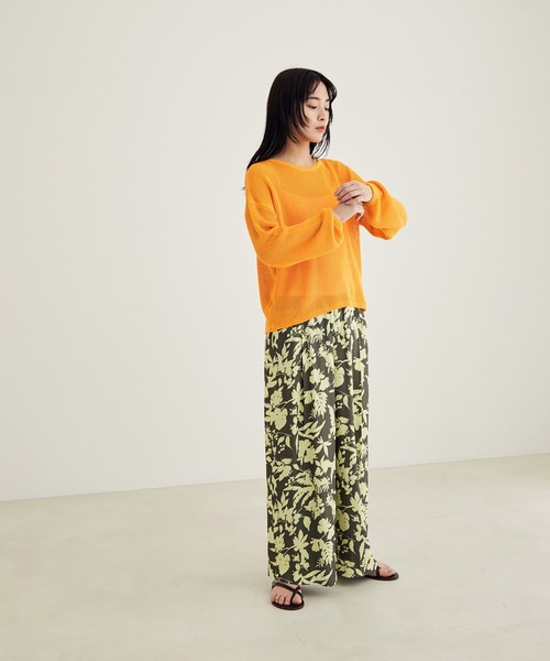 SALON adam et rope'(サロン アダム エ ロペ)の「ヴィンテージライクフラワープリントワイドパンツ(その他パンツ・レディース・カーキ/オレンジ・S/M)」の7枚目の写真