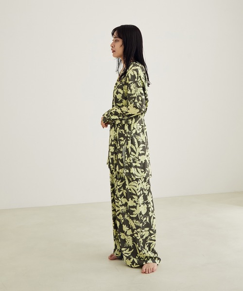 SALON adam et rope'(サロン アダム エ ロペ)の「ヴィンテージライクフラワープリントワイドパンツ(その他パンツ・レディース・カーキ/オレンジ・S/M)」の10枚目の写真