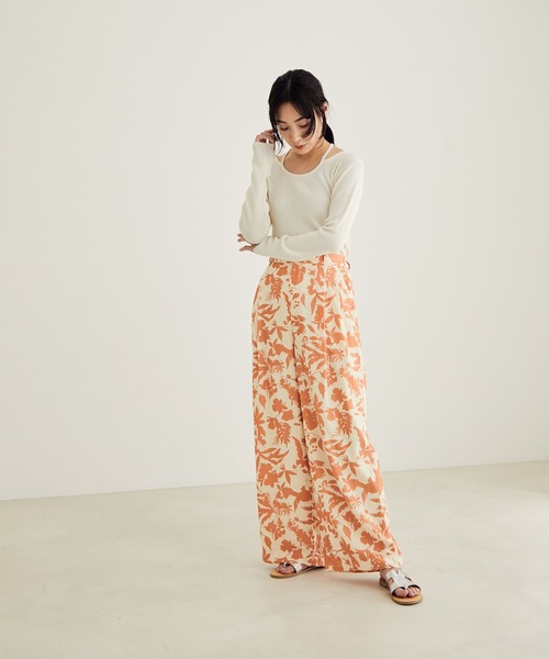 SALON adam et rope'(サロン アダム エ ロペ)の「ヴィンテージライクフラワープリントワイドパンツ(その他パンツ・レディース・カーキ/オレンジ・S/M)」の13枚目の写真