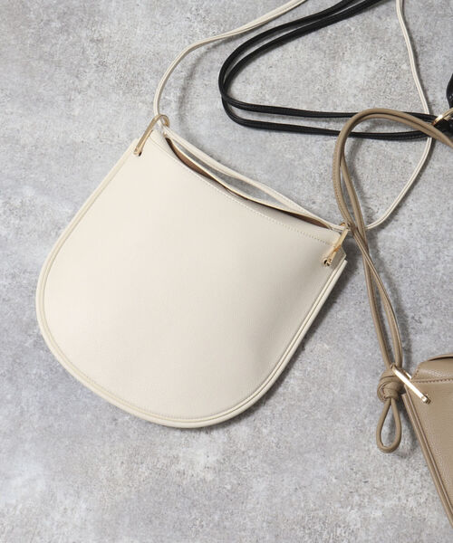 NOLLEY’S(ノーリーズ)の「【LE VERNIS/ルベルニ】◇【WEB限定】ラウンドショルダーバッグ(ショルダーバッグ・レディース・ベージュ/オフホワイト/ブラック・FREE)」の2枚目の写真