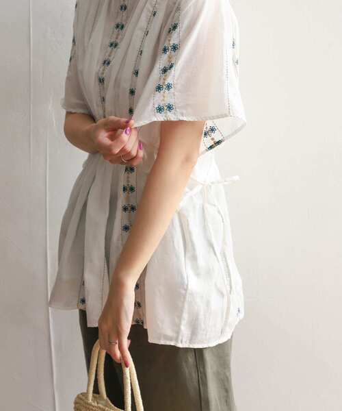 URBAN RESEARCH DOORS（アーバンリサーチドアーズ）の「フラワー刺繍ギャザーブラウス（シャツ/ブラウス・レディース・ホワイト/ブラック/オフホワイト・MEDIUM）」の11枚目の写真