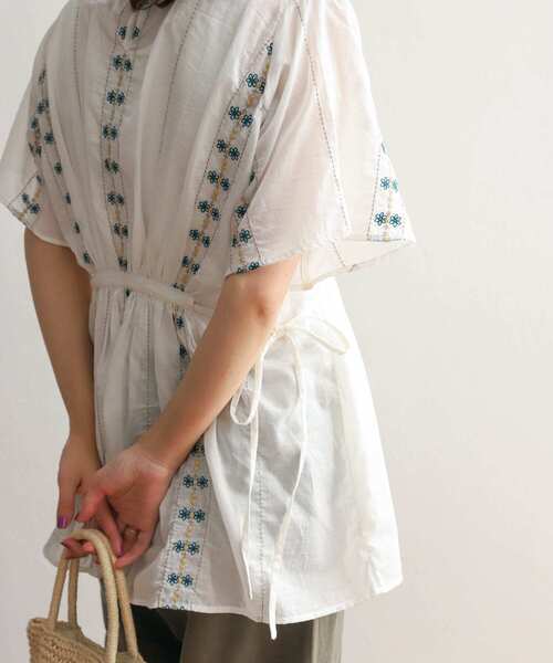 URBAN RESEARCH DOORS（アーバンリサーチドアーズ）の「フラワー刺繍ギャザーブラウス（シャツ/ブラウス・レディース・ホワイト/ブラック/オフホワイト・MEDIUM）」の13枚目の写真