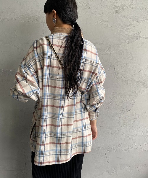 UNIVERSAL OVERALL（ユニバーサルオーバーオール）の「[UNIVERSAL OVERALL/ユニバーサルオーバーオール] 別注 オーバーサイズ チェックネルシャツジャケット（シャツ/ブラウス・レディース・ベージュ/ネイビー/アイボリー・M/L）」の5枚目の写真