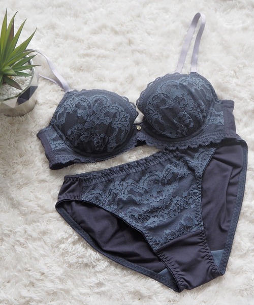 AMPHI（アンフィ）の「【まる胸メイク】ラッセルレース ブラ&ショーツセット（ブラ&ショーツ・レディース・ライトグレー/レッド/グリーン/クリーム/ダークブルー/ローズ/ライトパープル・B65/B70/C70/D70/B75/C65/C75/D65/D75/E65/E70/E75）」の5枚目の写真