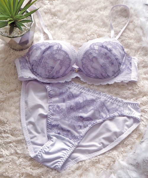 AMPHI（アンフィ）の「【まる胸メイク】ラッセルレース ブラ&ショーツセット（ブラ&ショーツ・レディース・ライトグレー/レッド/グリーン/クリーム/ダークブルー/ローズ/ライトパープル・B65/B70/C70/D70/B75/C65/C75/D65/D75/E65/E70/E75）」の6枚目の写真