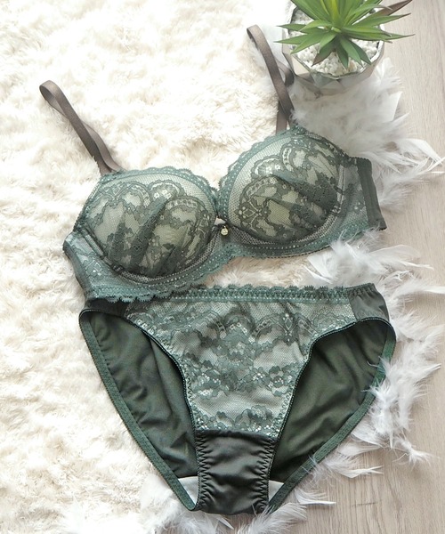 AMPHI（アンフィ）の「【まる胸メイク】ラッセルレース ブラ&ショーツセット（ブラ&ショーツ・レディース・ライトグレー/レッド/グリーン/クリーム/ダークブルー/ローズ/ライトパープル・B65/B70/C70/D70/B75/C65/C75/D65/D75/E65/E70/E75）」の4枚目の写真