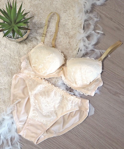 AMPHI（アンフィ）の「【まる胸メイク】ラッセルレース ブラ&ショーツセット（ブラ&ショーツ・レディース・ライトグレー/レッド/グリーン/クリーム/ダークブルー/ローズ/ライトパープル・B65/B70/C70/D70/B75/C65/C75/D65/D75/E65/E70/E75）」の3枚目の写真