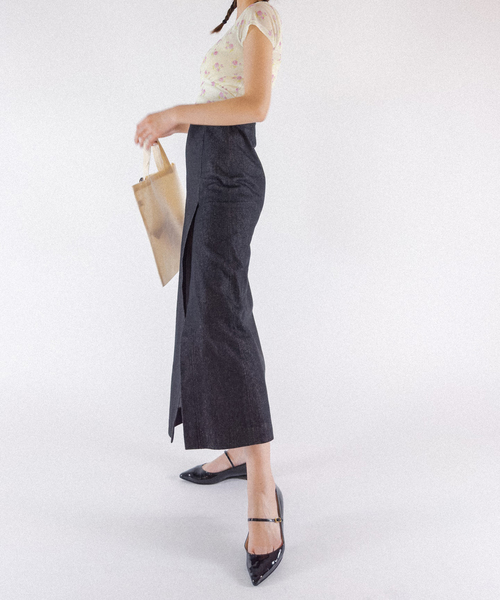 Charles Chaton（シャルルシャトン）の「スリットデニムスカート（デニムスカート・レディース・ブラック・34/36）」の2枚目の写真