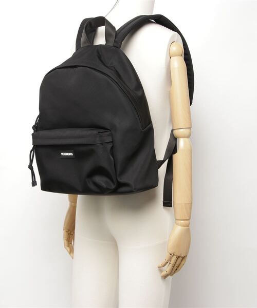 VETEMENTS（ヴェトモン）の「VETEMENTS / ヴェトモン：ALL BLACK LOGO BACKPACK：UA53BA320B[RIP]（バックパック/リュック・メンズ・ブラック・FREE）」の5枚目の写真