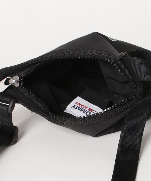 tommy jeans（トミー ジーンズ）の「ナイロンクロスボディバッグ（ボディバッグ/ウエストポーチ・メンズ・ブラック・FREE）」の11枚目の写真