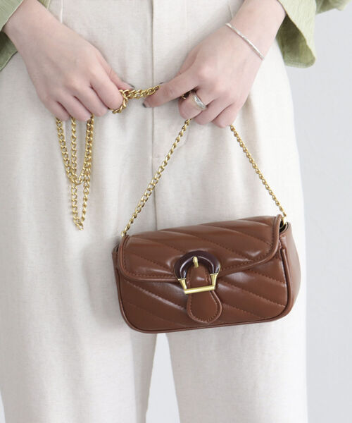 fredy emue（フレディエミュ）の「バックルキルトチェーンバッグ（ショルダーバッグ・レディース・ブラウン/ブラック・FREE）」の3枚目の写真