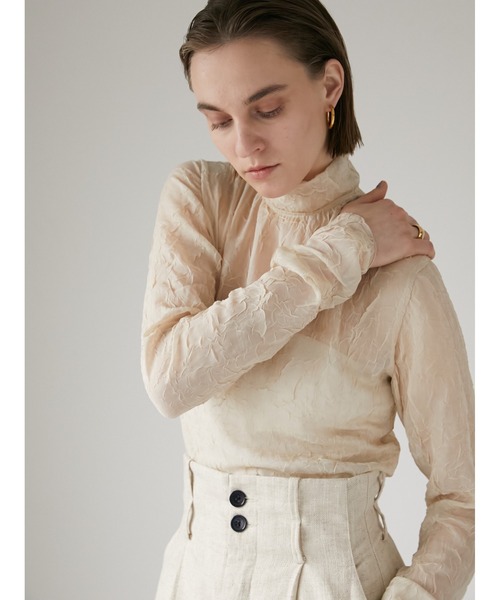 LA PEAU DE GEM(ラポドゥジェム)の「【LA PEAU DE GEM】ワッシャーシアータートル(シャツ/ブラウス・レディース・ベージュ/ブラック・FREE)」の1枚目の写真