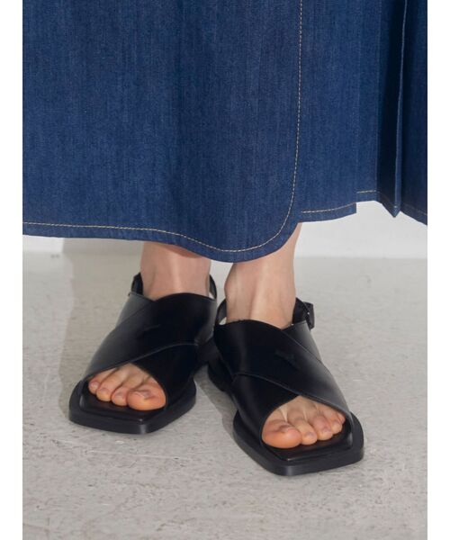 merry jenny(メリージェニー)の「クロスフラットサンダル(サンダル・レディース・グレー/ブラック・MEDIUM/LARGE)」の6枚目の写真