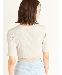 SNIDEL ホワイト クロップドトップス SNIDEL（スナイデル）の「ヘムレースクロップドTシャツ（Tシャツ