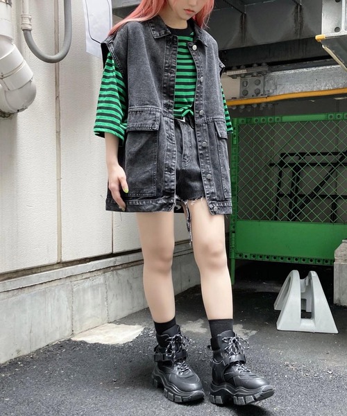 Figments（フィグメンツ）の「オーバーデニムベスト（ベスト・レディース・ライトブルー/ブラック・FREE）」の5枚目の写真