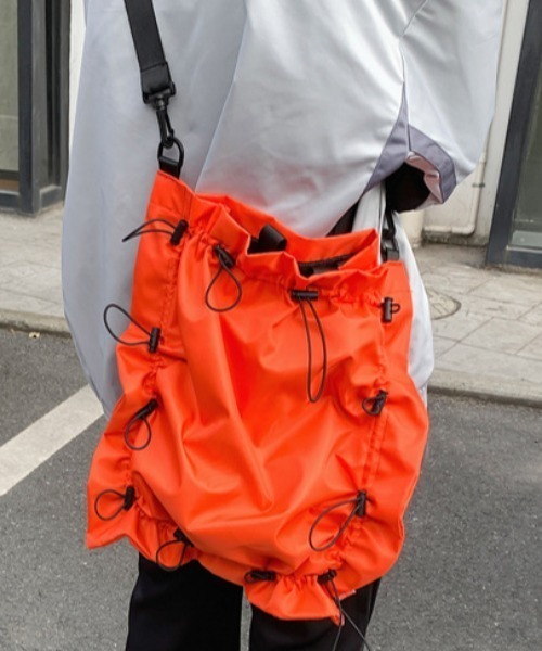 Vipoa（ヴィポア）の「2way spring cord stopper bag（ショルダーバッグ・レディース・アイボリー/オレンジ/ブラック・FREE）」の2枚目の写真