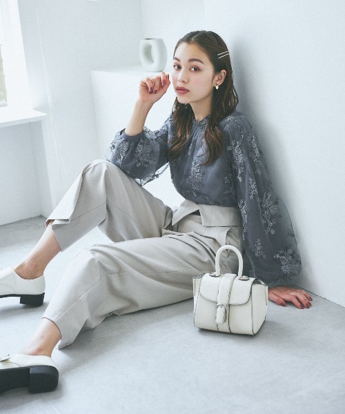 mysty woman（ミスティウーマン）の「フローラル刺繍シアーブラウス　972193（シャツ/ブラウス・レディース・ブラック/ブラウン/ブルー系その他/アイボリー/モカ/グレイッシュブルー/ピンクベージュ・FREE）」の5枚目の写真