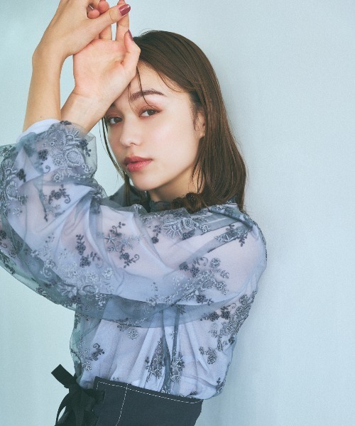 mysty woman（ミスティウーマン）の「フローラル刺繍シアーブラウス　972193（シャツ/ブラウス・レディース・ブラック/ブラウン/ブルー系その他/アイボリー/モカ/グレイッシュブルー/ピンクベージュ・FREE）」の6枚目の写真