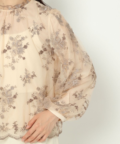 mysty woman（ミスティウーマン）の「フローラル刺繍シアーブラウス　972193（シャツ/ブラウス・レディース・ブラック/ブラウン/ブルー系その他/アイボリー/モカ/グレイッシュブルー/ピンクベージュ・FREE）」の19枚目の写真