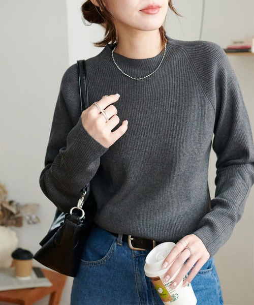 DISCOAT（ディスコート）の「【新色追加】リブハイネックプルオーバー《WEB限定カラーあり》（ニット/セーター・レディース・ブラック/ダークグリーン/オレンジ/アイボリー/モカ/ホワイト×ブラック/ブラック系その他/グレー/ミント/オフホワイト/ブルー/ライトグレー/ピンク/ネイビー/カーキ/ピンク系その他/ベージュ/サーモンピンク/レッド/オレンジ系その他/ダークグレー/ダークブルー・FREE）」の9枚目の写真