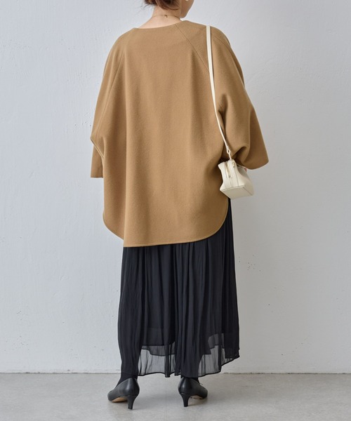 BEARDSLEY(ビアズリー)の「ウールポンチョコート(ノーカラージャケット・レディース・キャメル/ネイビー・FREE)」の18枚目の写真