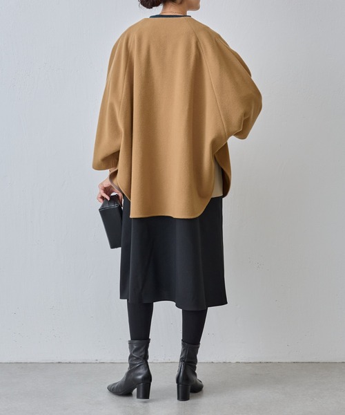 BEARDSLEY(ビアズリー)の「ウールポンチョコート(ノーカラージャケット・レディース・キャメル/ネイビー・FREE)」の13枚目の写真