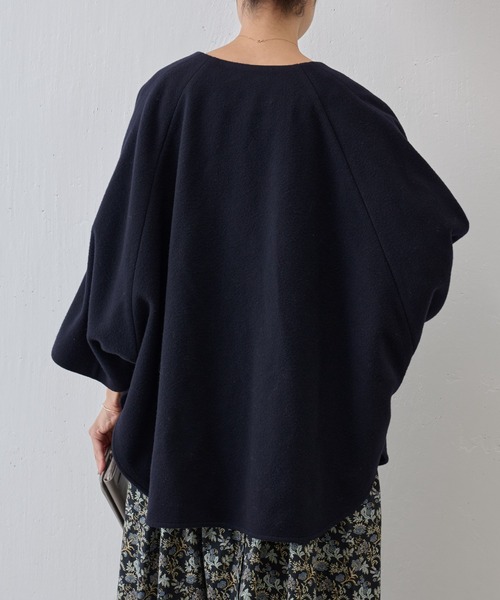 BEARDSLEY(ビアズリー)の「ウールポンチョコート(ノーカラージャケット・レディース・キャメル/ネイビー・FREE)」の4枚目の写真