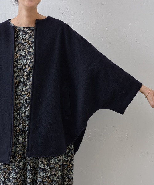 BEARDSLEY(ビアズリー)の「ウールポンチョコート(ノーカラージャケット・レディース・キャメル/ネイビー・FREE)」の6枚目の写真