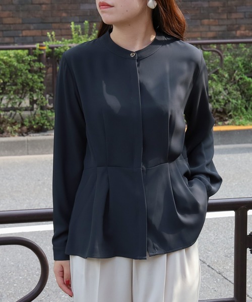 TRUDEA(トルディア)の「ペプラムブラウス(シャツ/ブラウス・レディース・ダークグリーン/グレイッシュベージュ/モカ/チャコールグレー/グレイッシュブルー/グリーン・LARGE/MEDIUM)」の2枚目の写真