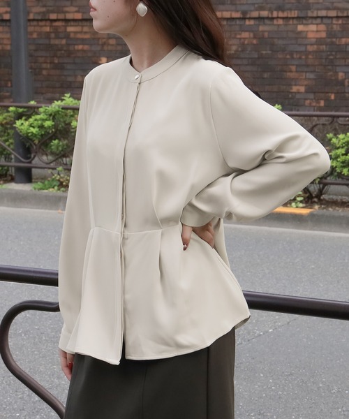 TRUDEA(トルディア)の「ペプラムブラウス(シャツ/ブラウス・レディース・ダークグリーン/グレイッシュベージュ/モカ/チャコールグレー/グレイッシュブルー/グリーン・LARGE/MEDIUM)」の10枚目の写真