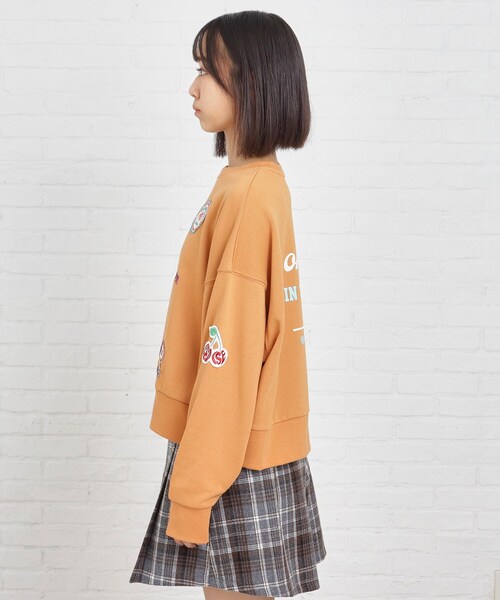 PINK-latte（ピンクラテ）の「◆ワッペンデザイン裏毛プルオーバー（スウェット・キッズ・チャコールグレー/ライトグレー/カーキ/ダークオレンジ・16/15 /14）」の6枚目の写真