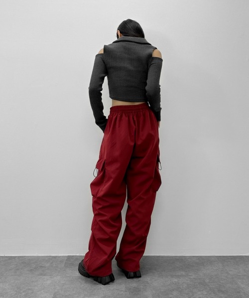 LVEU.(ラブユ.)の「【LVEU.】ショルダーカットアウトフロントジップトップス / トップス 襟付き リブ カットアウト ジップ フロントファスナー クロップド ショート丈 ブラック アイボリー グレー(Tシャツ/カットソー・レディース・ブラック/アイボリー/グレー・FREE)」の4枚目の写真