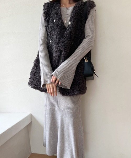 Olu.（オルドット）の「カーリングボアジレ（ベスト・レディース・グレー/チャコールグレー/アイボリー・FREE）」の4枚目の写真