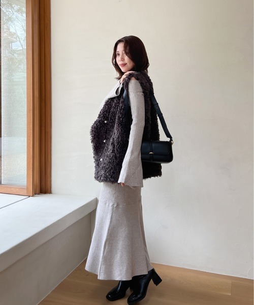 Olu.（オルドット）の「カーリングボアジレ（ベスト・レディース・グレー/チャコールグレー/アイボリー・FREE）」の6枚目の写真