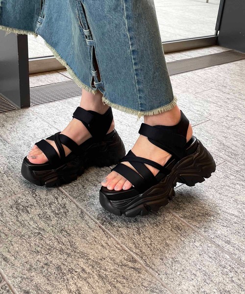 SPIRALGIRL（スパイラルガール）の「ベルクロ厚底スポーツダットサンダル（サンダル・レディース・ブラック・LARGE/MEDIUM）」の3枚目の写真