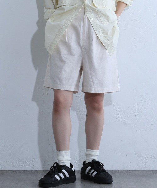 COLONY 2139(コロニートゥーワンスリーナイン)の「ナイロンカバーリング麻レーヨンショートパンツ(その他パンツ・レディース・アイボリー/ブラック/グレイッシュベージュ・SMALL/MEDIUM)」の2枚目の写真