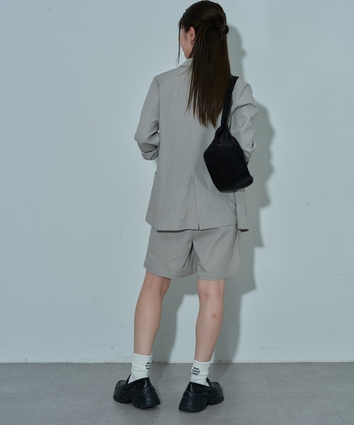 COLONY 2139(コロニートゥーワンスリーナイン)の「ナイロンカバーリング麻レーヨンショートパンツ(その他パンツ・レディース・アイボリー/ブラック/グレイッシュベージュ・SMALL/MEDIUM)」の17枚目の写真