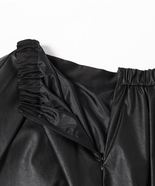 La TOTALITE（ラトータリテ）の「フェイクレザー タックスカート◆（スカート・レディース・ブラック/ブラウン・36/38）」の5枚目の写真