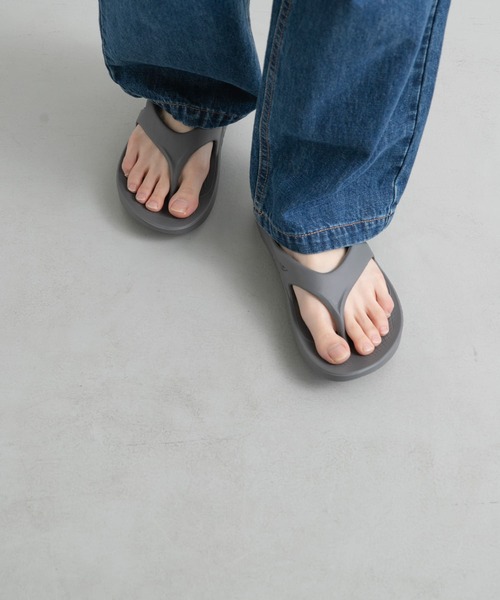OOFOS（ウーフォス）の「OOFOS　OOriginal（サンダル・レディース・ブラック/ベージュ/カーキ/グレー/ライトブルー/ライトグレー・8/7/6）」の3枚目の写真