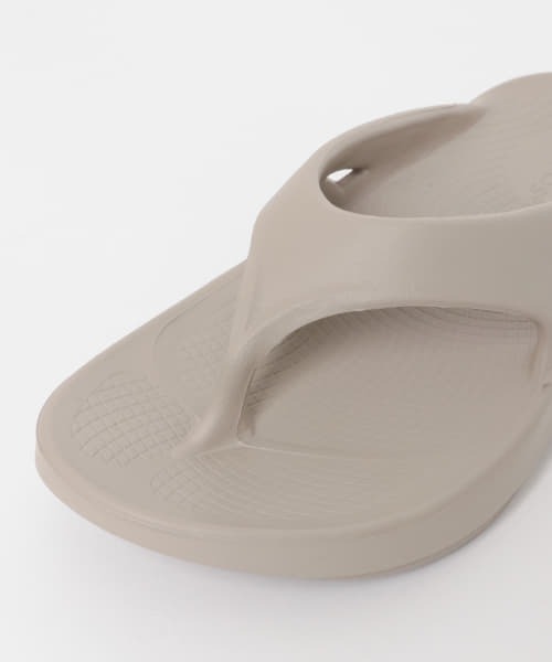 OOFOS（ウーフォス）の「OOFOS　OOriginal（サンダル・レディース・ブラック/ベージュ/カーキ/グレー/ライトブルー/ライトグレー・8/7/6）」の8枚目の写真