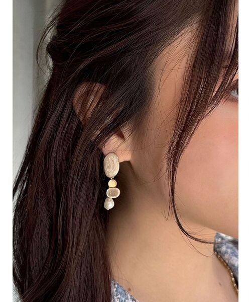 RESEXXY（リゼクシー）の「パールコンビマーブルピアス（ピアス（両耳用）・レディース・ブラウン/アイボリー・FREE）」の2枚目の写真