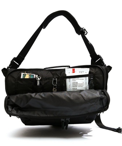 AS2OV（アッソブ）の「【AS2OV/アッソブ】 CORDURA DOBBY 305D MESSENGER BAG（メッセンジャーバッグ・メンズ・ブラック/カーキ・FREE）」の11枚目の写真