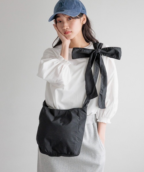 LOWRYS FARM(ローリーズファーム)の「リボンツキショルダーBAG 115007(ショルダーバッグ・レディース・ブラック/アイボリー・FREE)」の2枚目の写真